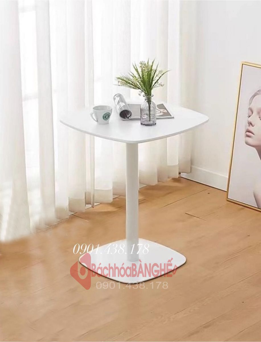 Bàn vuông cafe decor chân sắt mặt gỗ cách điệu BST010 Bàn vuông decor MDF kết hợp mặt bàn và chân bàn được thiết kế cách điệu, tạo điểm nhấn cho không gian nội thất. Mặt bàn làm từ vật liệu MDF chất lượng cao. Chân bàn thường được chế tác với hình dáng và đường nét đặc biệt, tạo nên sự sang trọng và độc đáo cho bàn. Sự kết hợp này không chỉ mang lại tính thực tế mà còn làm tôn lên vẻ thanh lịch, sang trọng của không gian trang trí. Bạn có thể sử dụng Bàn vuông cafe decor chân sắt mặt gỗ cách điệu BST010 cho quán cafe trà sữa, căn hộ, studio, tiếp khách cửa hàng, văn phòng,.... Kích thước mặt bàn D600mm, cao 720mm. Mặt gỗ MDF, chân thép sơn tĩnh điện. Màu: đen, trắng.