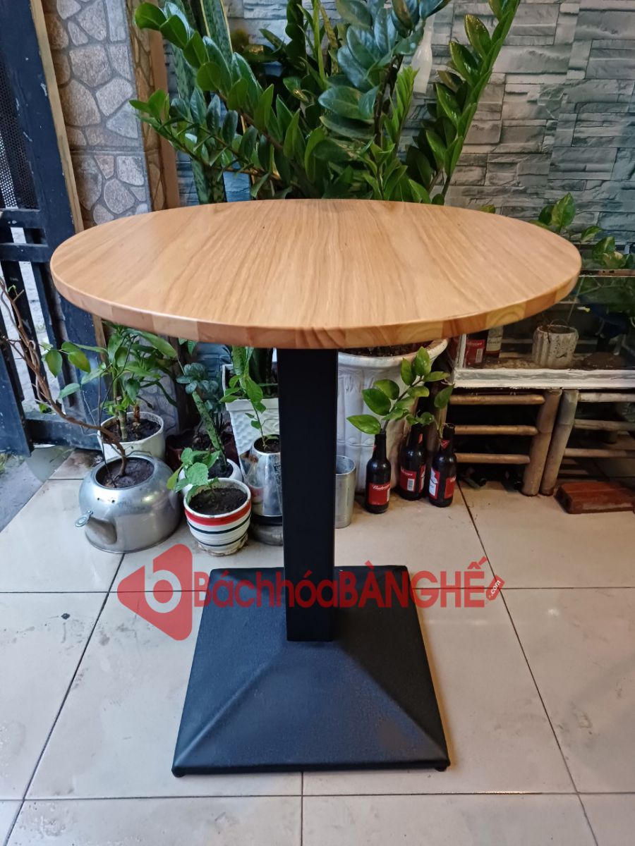 Bàn tròn cafe mặt gỗ chân sắt BS78 Bàn tròn cafe mặt gỗ chân sắt BS78 với thiết kế chân sắt thanh lịch, mặt bàn chất liệu gỗ cao su tự nhiên xử lý 2 mặt bền đẹp, 2 màu vàng và nâu.  Bạn có thể sử dụng bàn tròn cafe mặt gỗ chân sắt BS78 tại quán cafe, trà sữa, cửa hàng, studio, văn phòng, ban công... để decor hoặc tiếp khách cũng đều phù hợp.  Bàn tròn kích thước D60cm, chân bàn sắt sơn tĩnh điện, cao 72-73cm.  Liên hệ 0901438178.