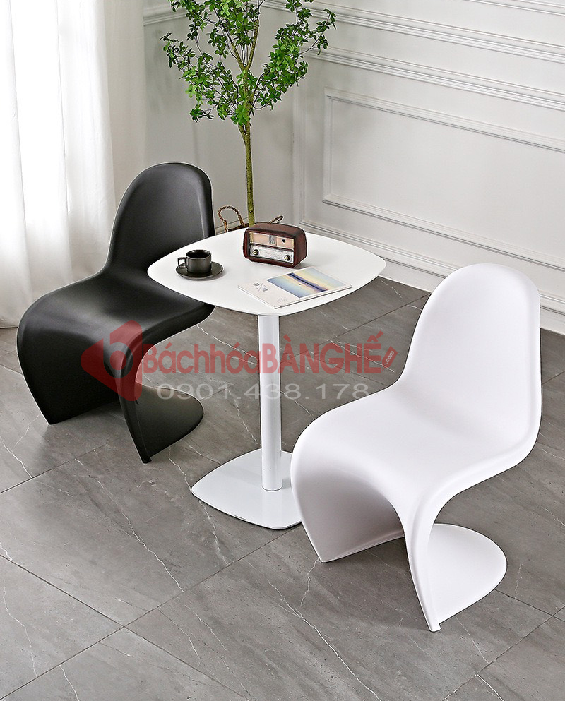 Bàn vuông cafe decor chân sắt mặt gỗ cách điệu BST010 Bàn vuông decor MDF kết hợp mặt bàn và chân bàn được thiết kế cách điệu, tạo điểm nhấn cho không gian nội thất. Mặt bàn làm từ vật liệu MDF chất lượng cao. Chân bàn thường được chế tác với hình dáng và đường nét đặc biệt, tạo nên sự sang trọng và độc đáo cho bàn. Sự kết hợp này không chỉ mang lại tính thực tế mà còn làm tôn lên vẻ thanh lịch, sang trọng của không gian trang trí. Bạn có thể sử dụng Bàn vuông cafe decor chân sắt mặt gỗ cách điệu BST010 cho quán cafe trà sữa, căn hộ, studio, tiếp khách cửa hàng, văn phòng,.... Kích thước mặt bàn D600mm, cao 720mm. Mặt gỗ MDF, chân thép sơn tĩnh điện. Màu: đen, trắng.